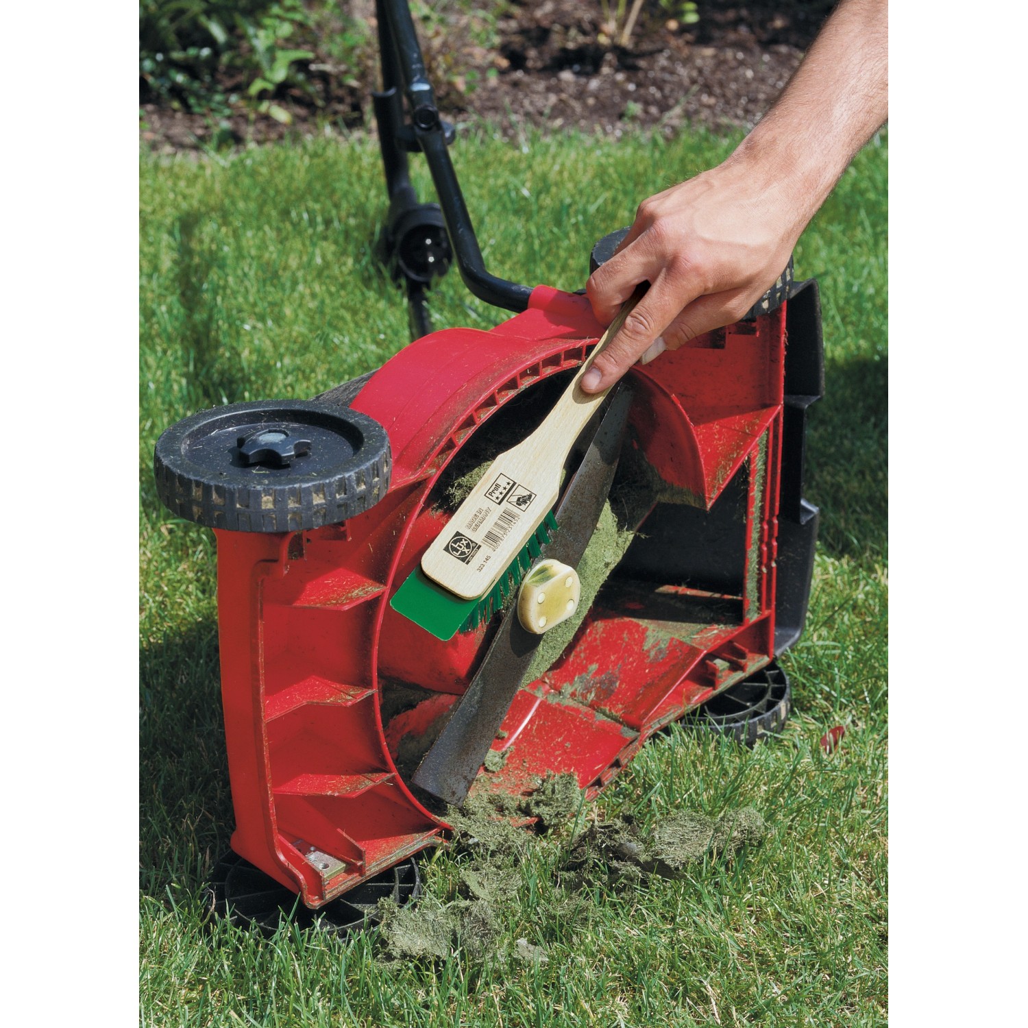 Spazzola LUX per tosaerba che pulisce un tosaerba da residui d'erba. Accessorio per tosaerba.