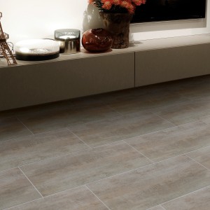 Piastrelle per pavimenti beige posate in un soggiorno. Le piastrelle hanno un aspetto legno.