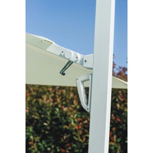 Dettaglio del meccanismo di un ombrellone a braccio bianco di t.b.t.