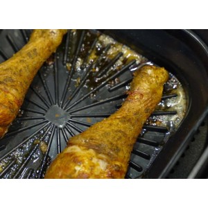 Cosce di pollo fritte in un contenitore nero. Categoria: Barattoli e contenitori.