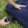 Letto per ospiti Bestway Classic, blu, gonfiato con pompa a mano in giardino.