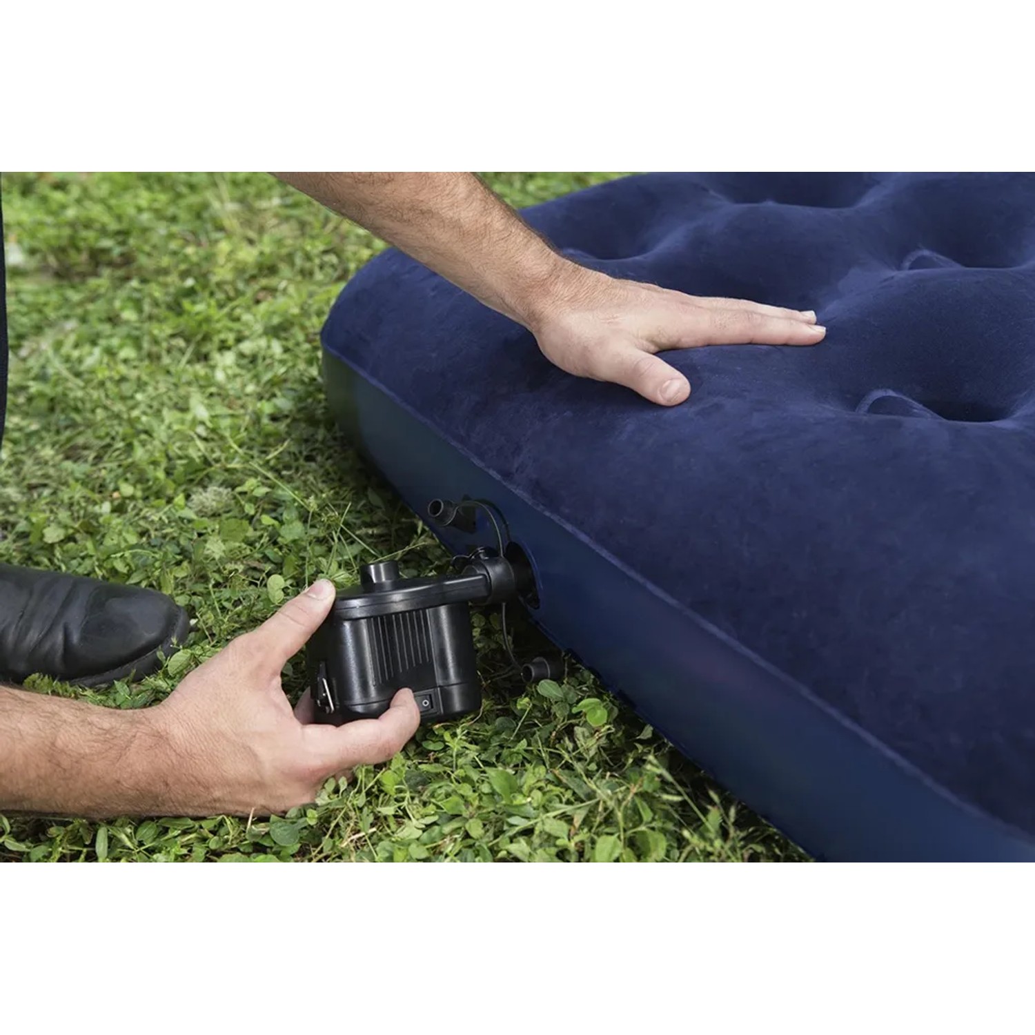 Letto per ospiti Bestway Classic, blu, gonfiato con pompa a mano in giardino.