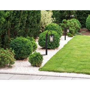 Moderna lampada da esterno Globo nera in metallo con paralume trasparente come luce da vialetto in giardino.