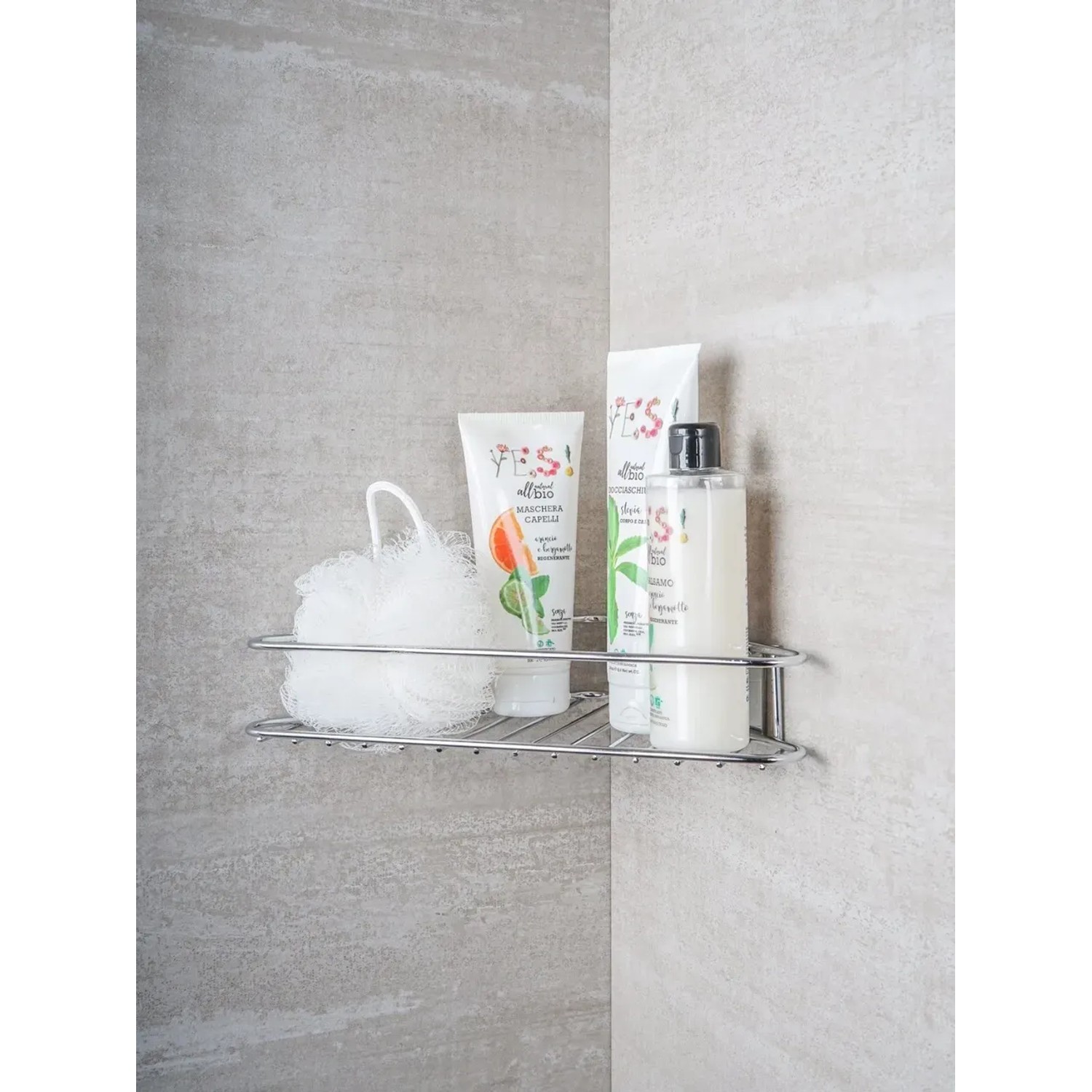 Mensola angolare in metallo con accessori doccia in bagno. Accessorio per doccia.