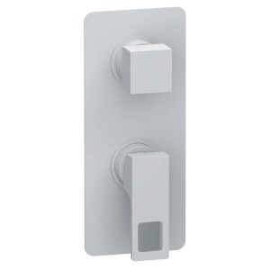 Miscelatore per vasca t.b.t. bianco con design rettangolare.