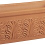 Fioriera rettangolare in terracotta con motivo a rilievo per balcone.