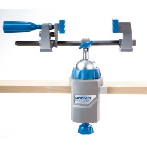 Morsa multipla Dremel 2500 3-in-1, montata su un banco da lavoro. Accessorio per miniutensili.
