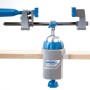 Morsa multipla Dremel 2500 3-in-1, montata su un banco da lavoro. Accessorio per miniutensili.