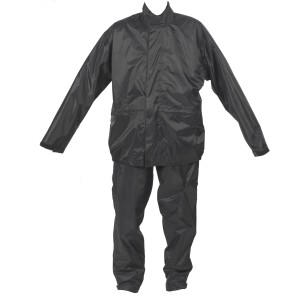 Tuta antipioggia nera, composta da giacca e pantaloni.