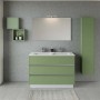 Moderno set di mobili da bagno verde con mobile lavabo, specchio, pensile e mensole.