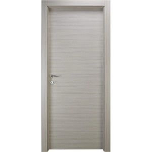 Porta interna chiara con venature orizzontali e maniglia argentata.