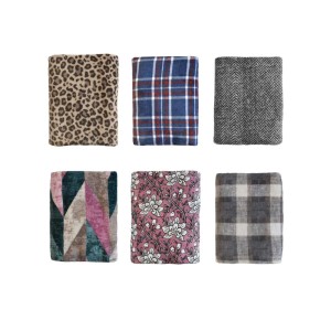 Diverse coperte e plaid t.b.t. con motivi differenti.