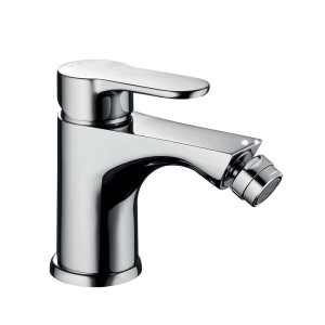Primo piano di un rubinetto per bidet t.b.t. cromato lucido.