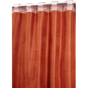 Tenda in tessuto arancione con passanti.