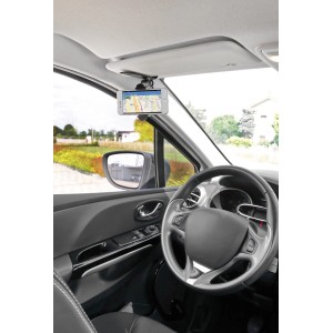 t.b.t. in auto: supporto smartphone sulla visiera parasole per una visione chiara.