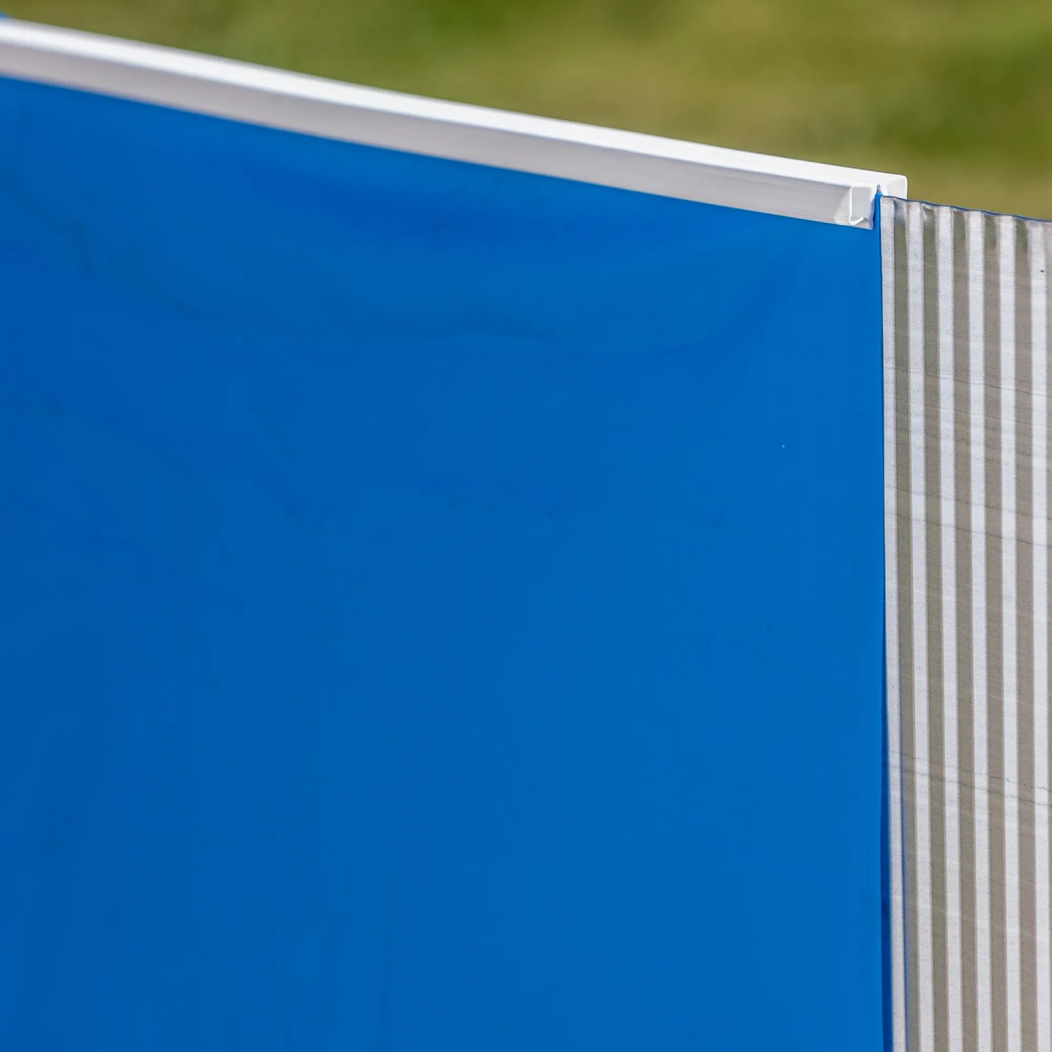 Dettaglio Gre Pool Amazonia Ovale con effetto legno, parete in acciaio e liner blu.