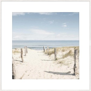 Quadri: Sentiero verso la spiaggia con dune e mare sotto un cielo blu.