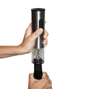 Cavatappi elettrico che apre una bottiglia di vino. Accessorio per cucina e bar.