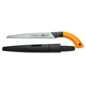Fiskars SW 84 sega per potatura, manuale e per alberi con fodero. Sega da giardino con manico arancione e lama fissa.