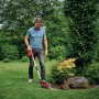 Uomo che utilizza le cesoie a batteria per erba e arbusti Einhell Power X-Change GE-CG 18/100 Li T-Solo in giardino.