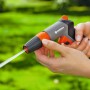 Gardena Lancia per pulizia Classic in azione: spruzzatore da giardino grigio con dettagli arancioni tenuto in mano.