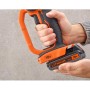 Black+Decker BCG720M1 smerigliatrice angolare a batteria, 18V, con batteria in uso.