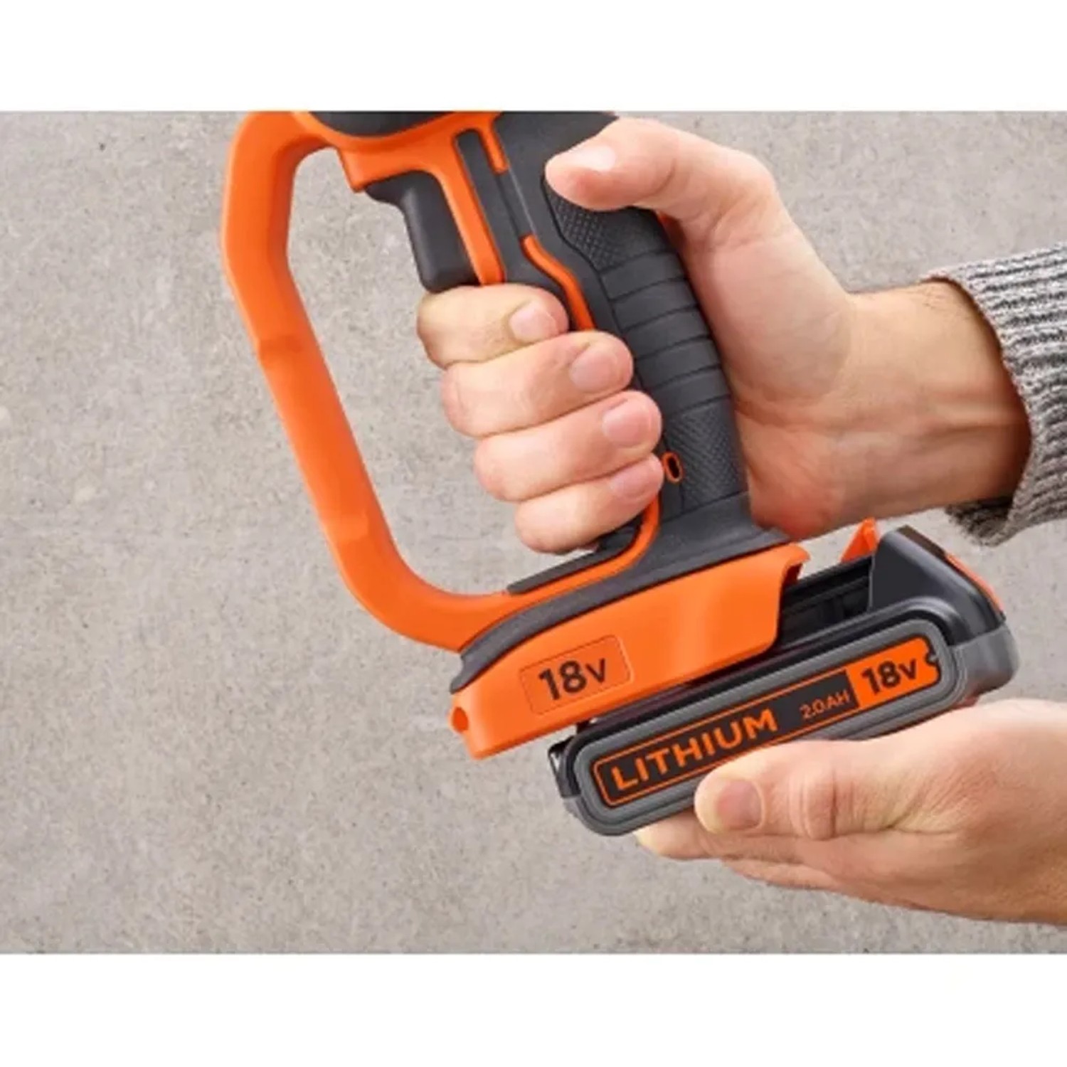 Black+Decker BCG720M1 smerigliatrice angolare a batteria, 18V, con batteria in uso.