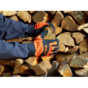 Mani con guanti da lavoro OBI (taglia 10) che tengono legna davanti a catasta. Abbigliamento da giardino.