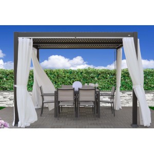 t.b.t. con tende come protezione solare sopra un'area salotto in giardino.