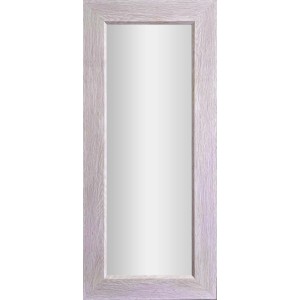 Specchio da parete rettangolare con cornice in legno chiaro.