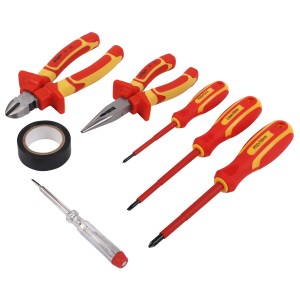 Set di attrezzi t.b.t. con pinze, cacciaviti e nastro isolante.