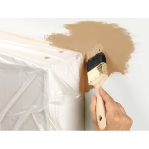 Applicazione: la pellicola di mascheratura Tesa Easy Cover protegge dagli schizzi di vernice durante la pittura.