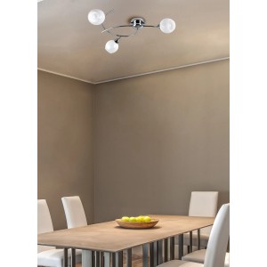 Plafoniera moderna con tre luci in cromo e bianco.