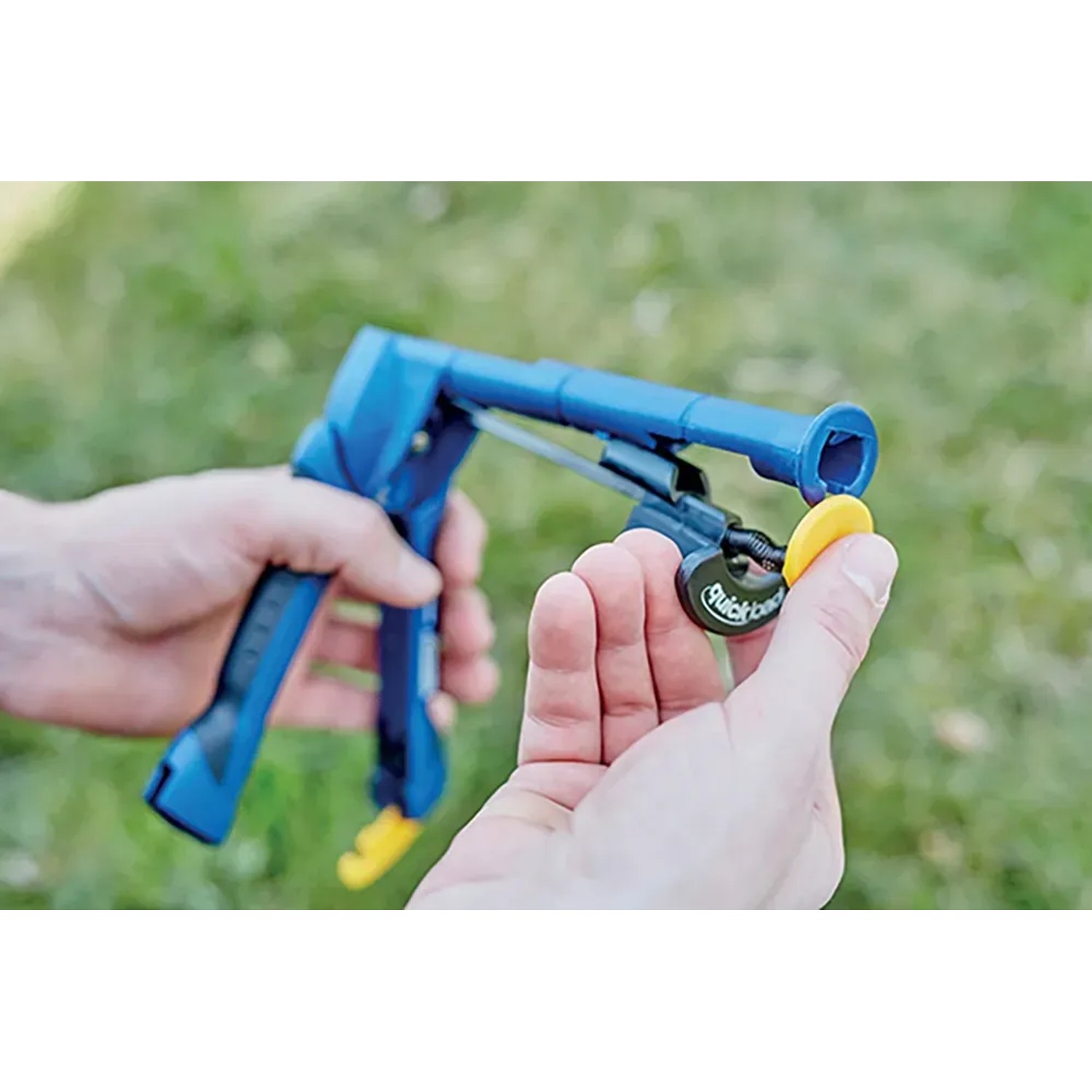 Pinza per recinzioni Rapid FP222 in azione, dettaglio della pinza e di un anello di fissaggio in mano.