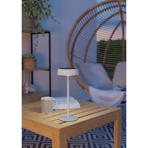 Lampada da tavolo solare a LED EGLO SIMERI bianca con dimmer touch su tavolo di legno. Decorazione solare per balcone e giardino.