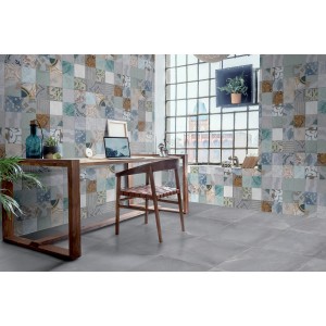 Stanza con piastrelle in gres porcellanato Urban effetto cemento 20x20 cm su pavimento e parete.