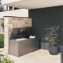 Biohort StyleBox 170 box universale grigio quarzo metallizzato, coperchio aperto con cuscini, su terrazza.