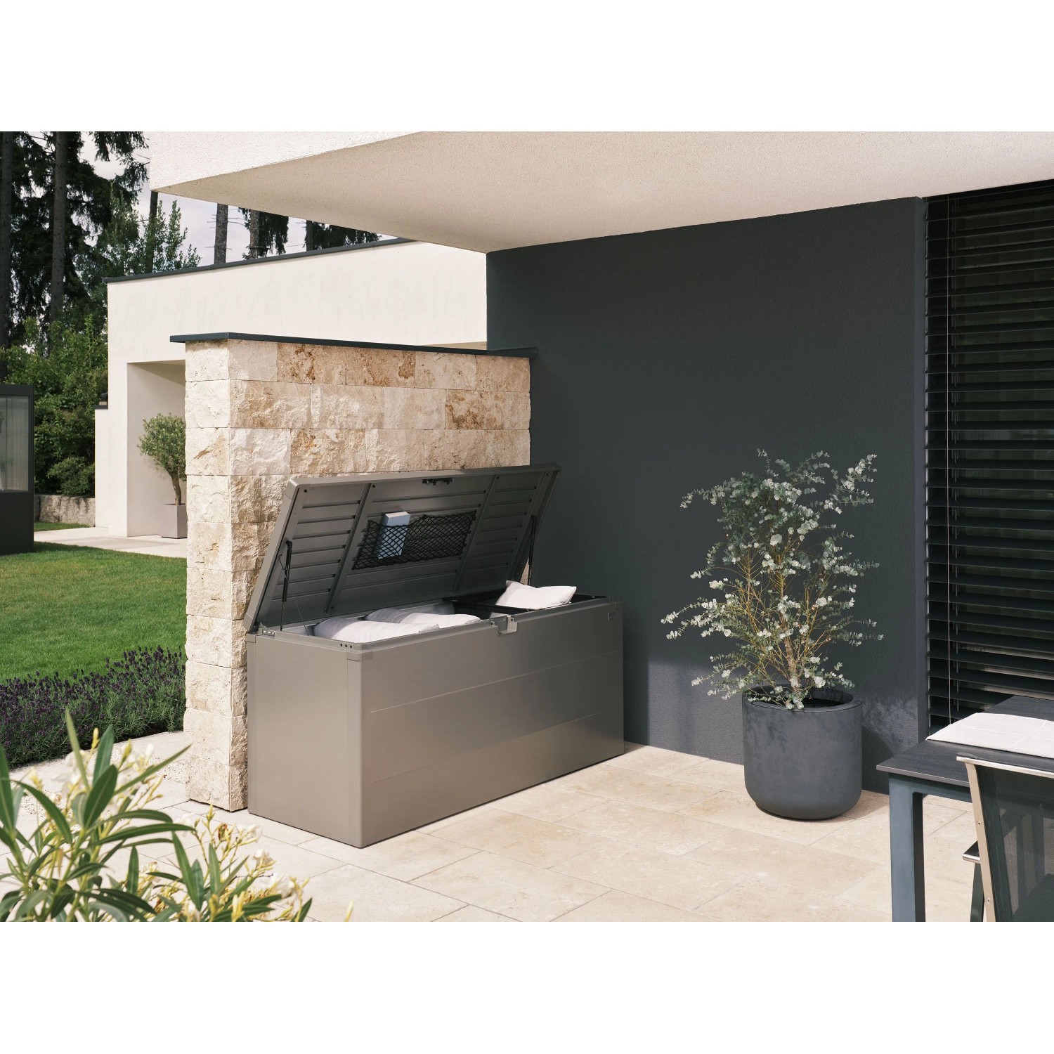 Biohort StyleBox 170 box universale grigio quarzo metallizzato, coperchio aperto con cuscini, su terrazza.