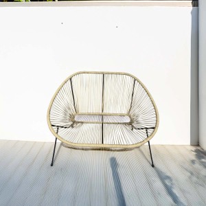 Divano da esterno t.b.t. a due posti color chiaro in corda su terrazza.