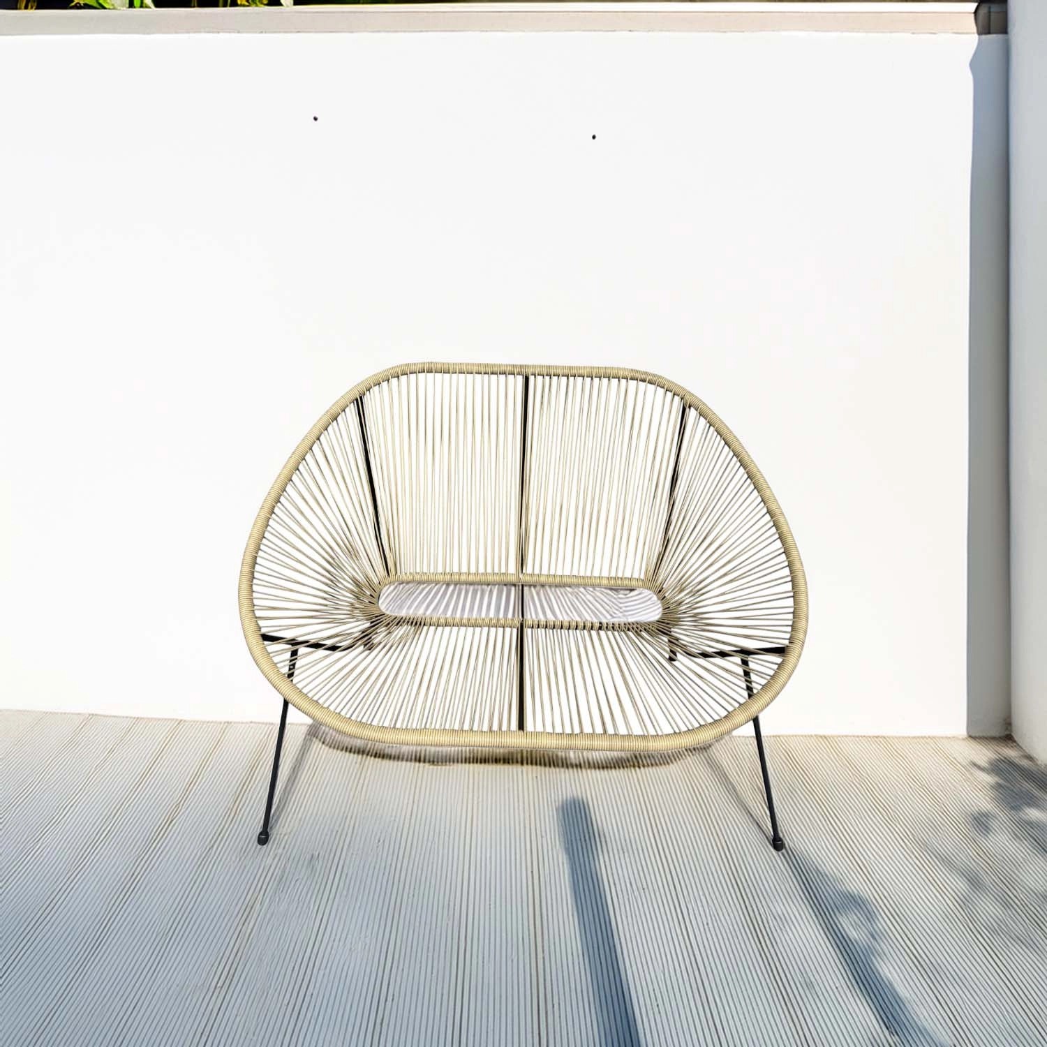 Divano da esterno t.b.t. a due posti color chiaro in corda su terrazza.