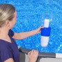 Donna che posiziona t.b.t. per la regolazione del pH in piscina.