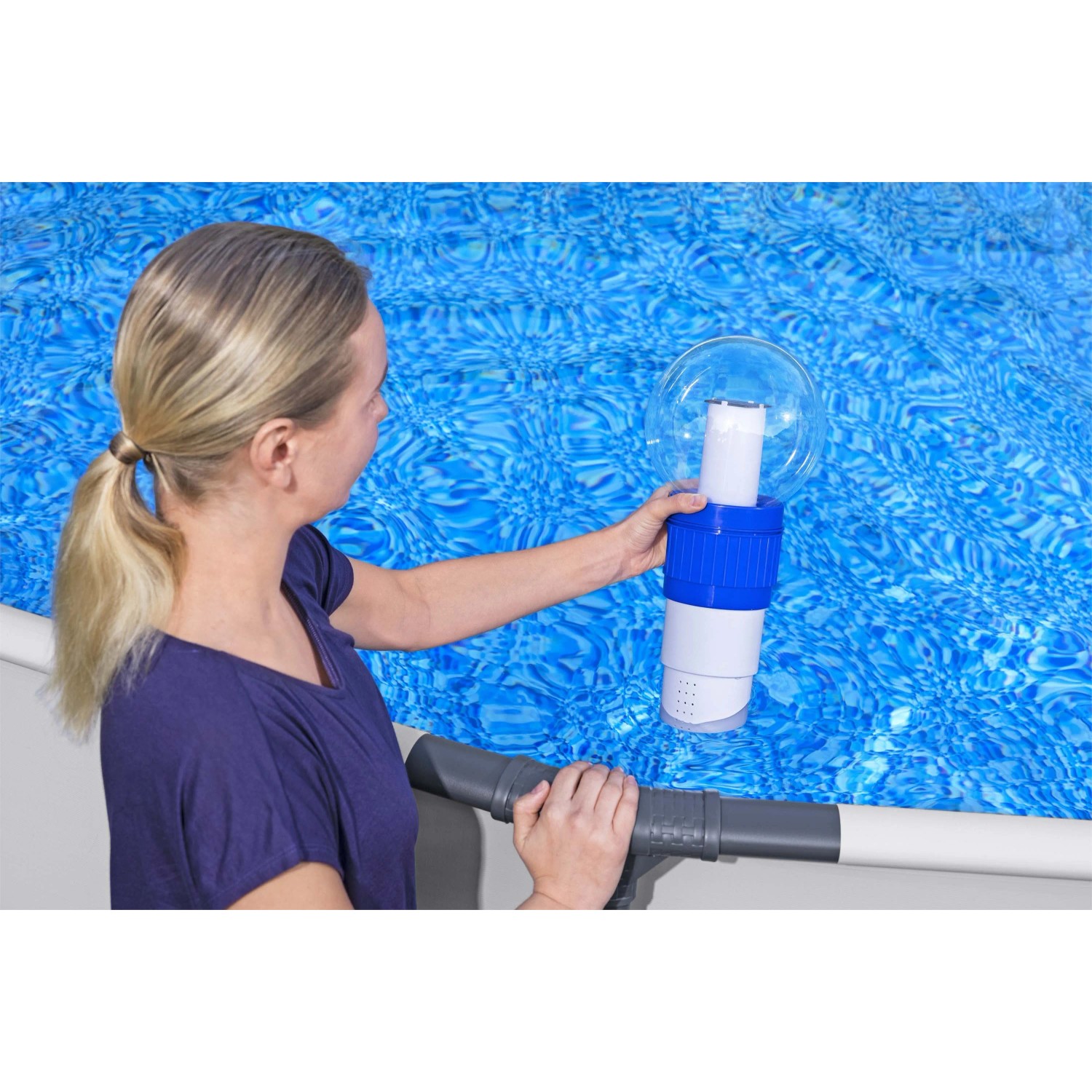 Donna che posiziona t.b.t. per la regolazione del pH in piscina.