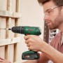 Avvitatore a impulsi a batteria Bosch che avvita in una struttura di legno.