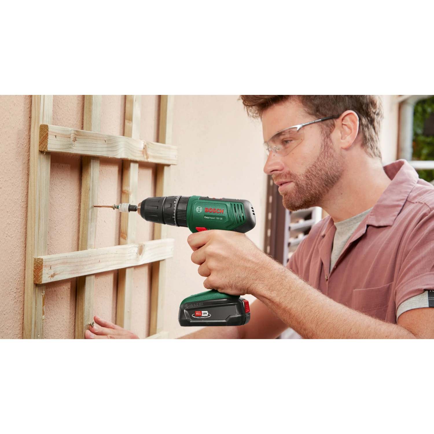 Avvitatore a impulsi a batteria Bosch che avvita in una struttura di legno.