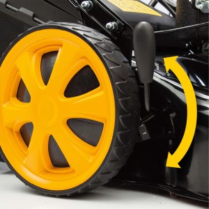 Dettaglio: Ruota e regolazione altezza del tagliaerba a scoppio t.b.t.