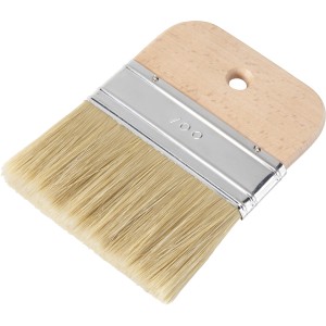 Pennello t.b.t. con manico in legno e setole chiare.