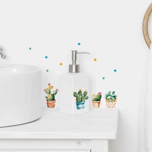 Adesivi murali con cactus come decorazione in bagno.