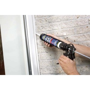 Applicazione di silicone t.b.t. con pistola per cartucce su telaio finestra.