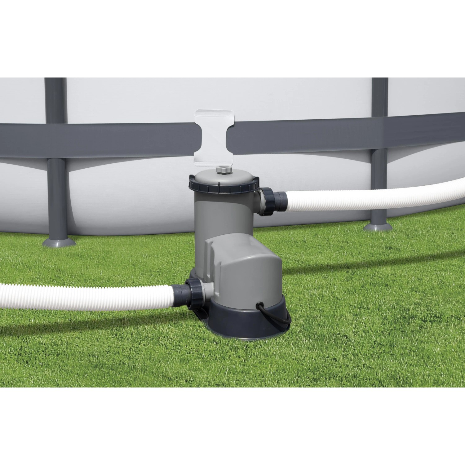 Pompa filtro Bestway Flowclear 5.678 l/h a bordo piscina, per la pulizia dell'acqua.