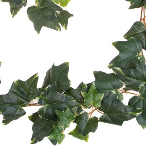 Ghirlanda di edera artificiale con foglie verdi, ideale come decorazione.